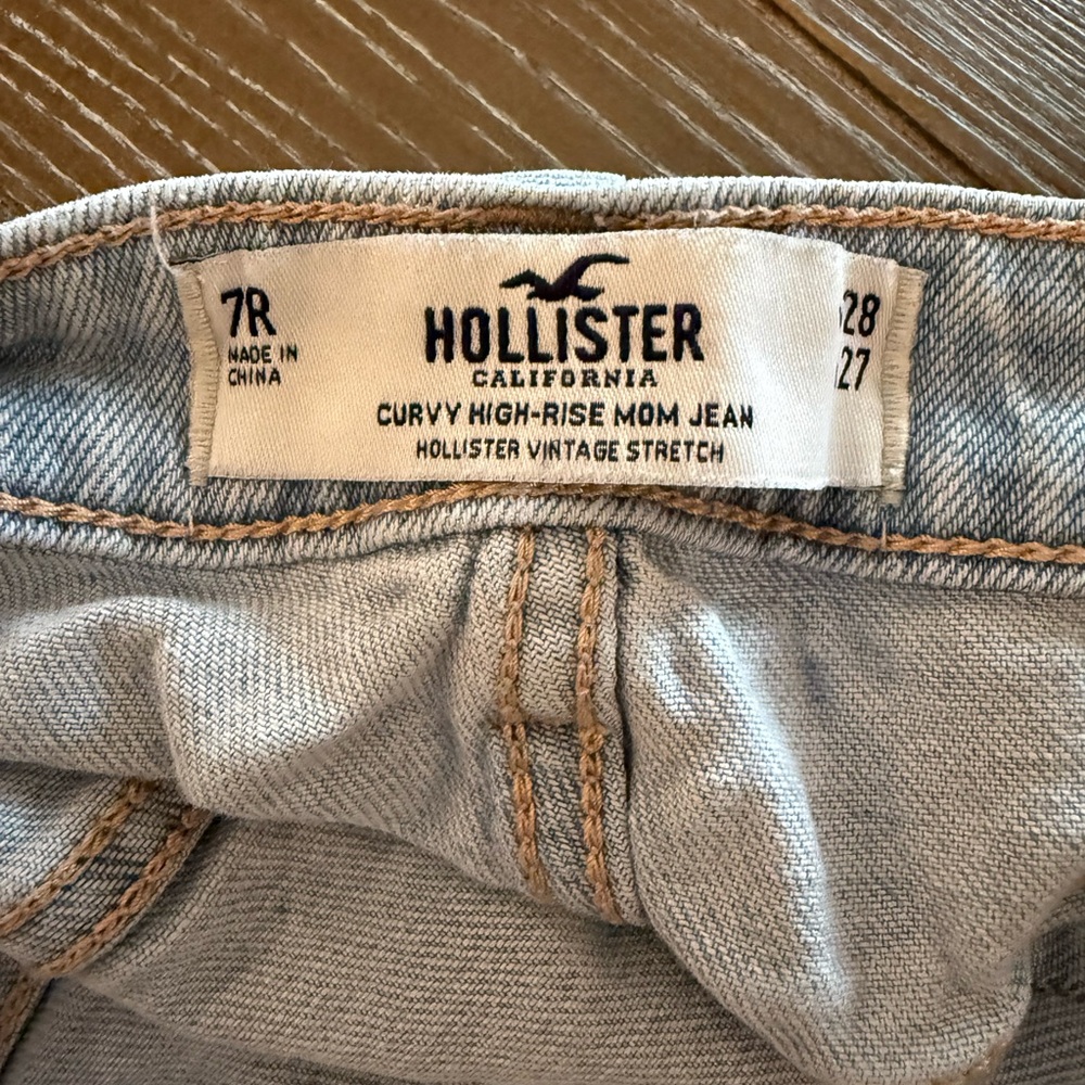 Hollister Curvy High-Rise Mom Jeans - Picture 4 of 5